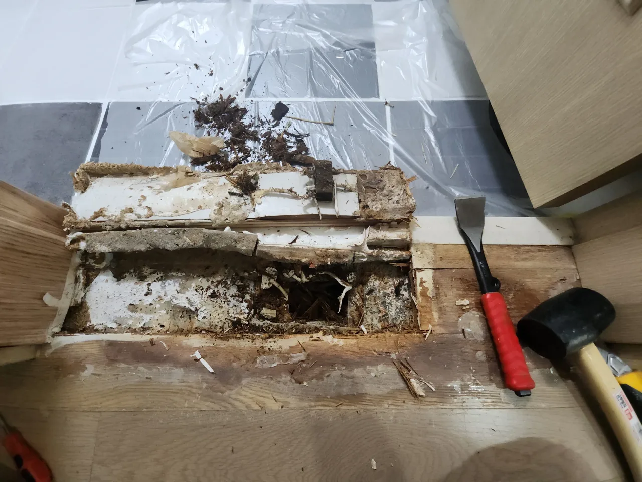 문지방보수 진행 중인 현장 작업 사진